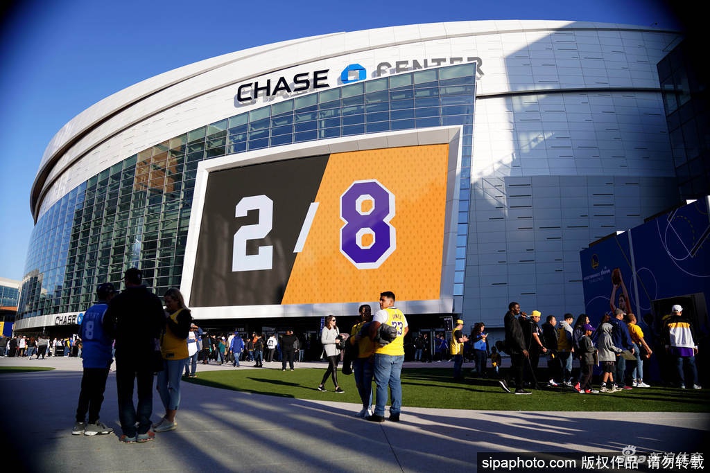 勇士主场致敬科比 紫金KB24环绕全场