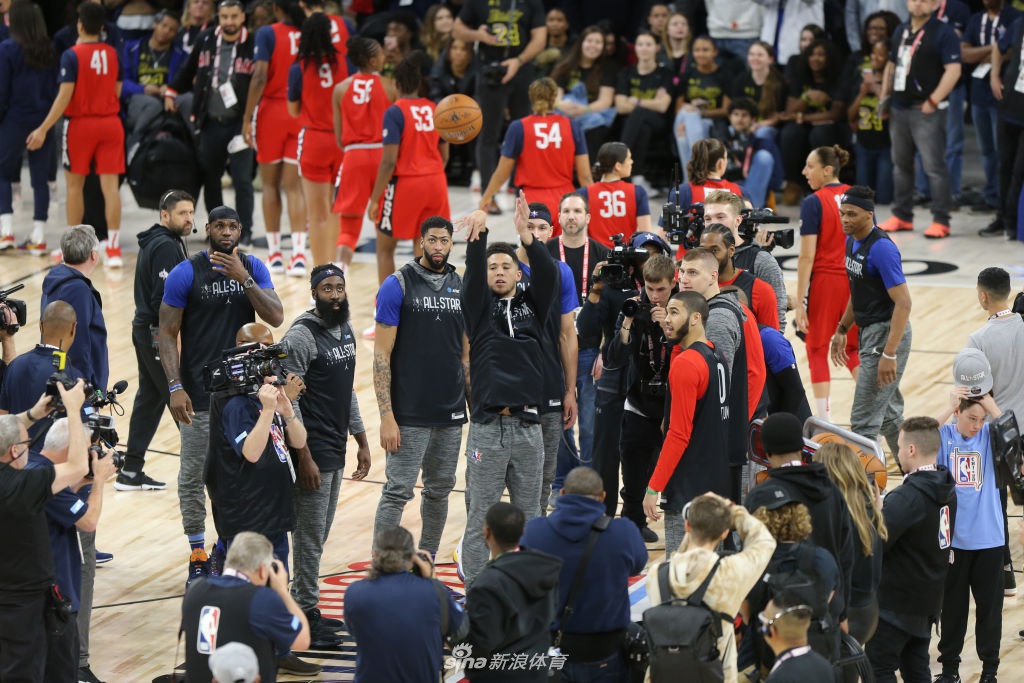 詹姆斯字母哥引领全明星训练备战正赛