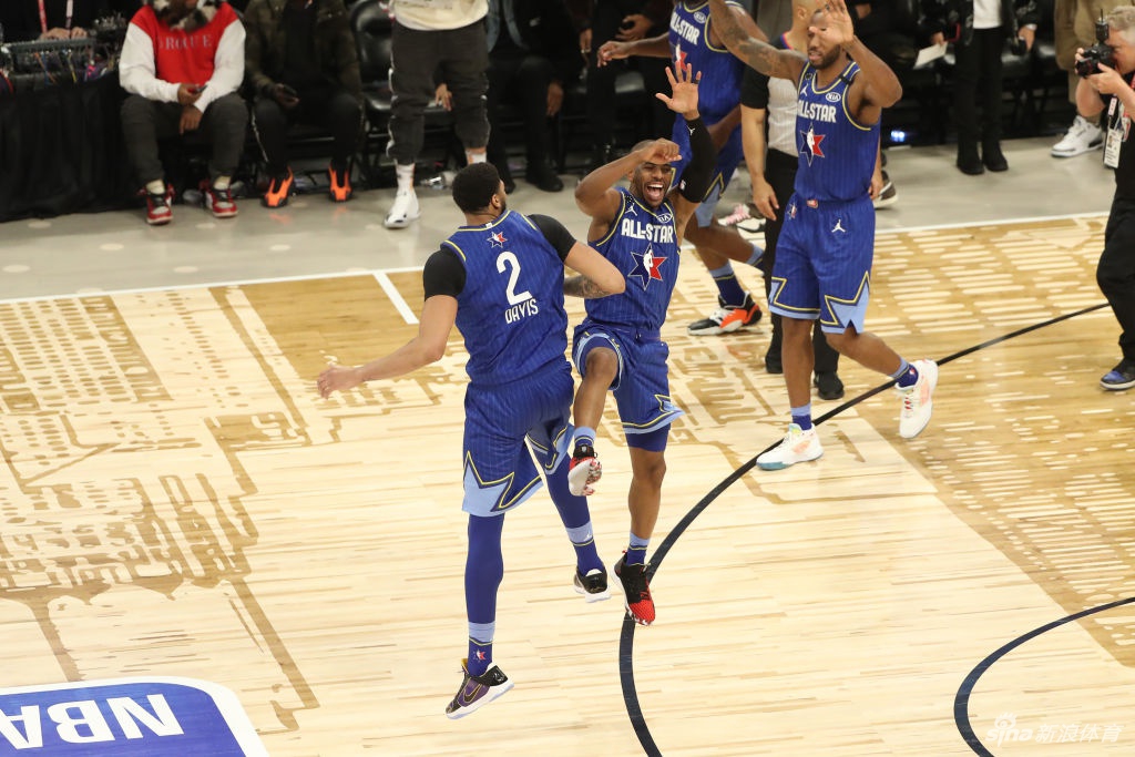 浓眉与保罗庆祝胜利