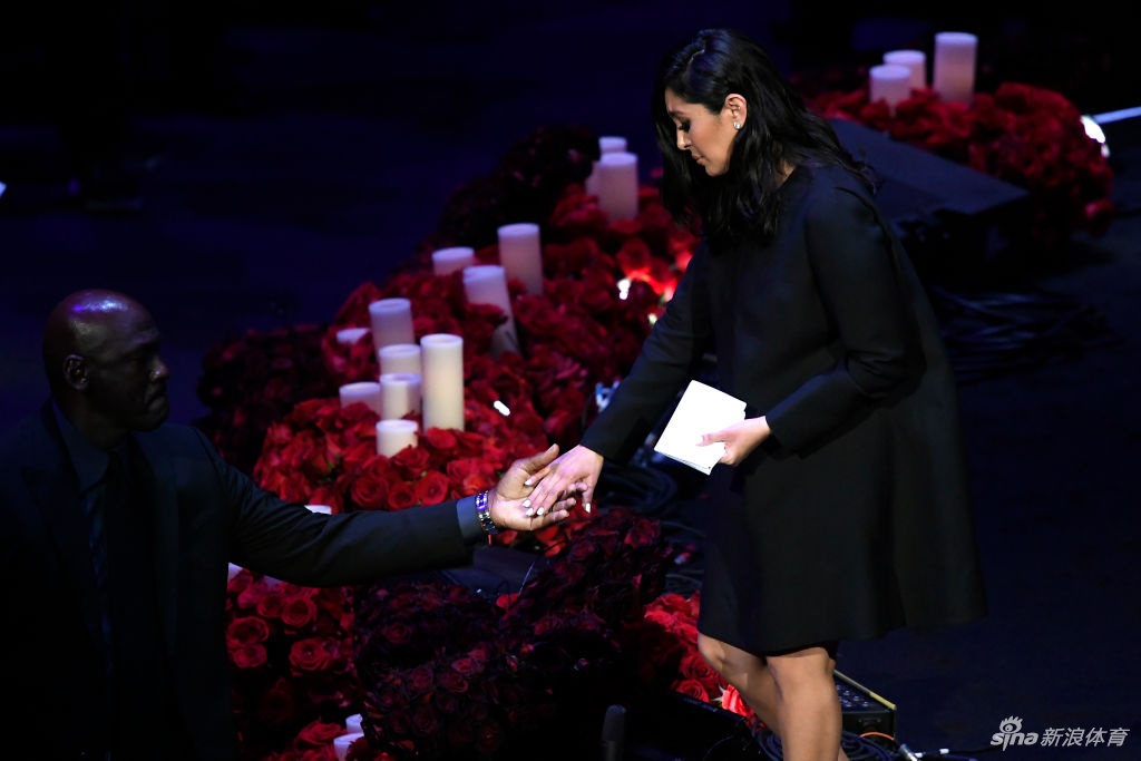 乔丹泪洒科比追悼会：我身体的一部分也死去了