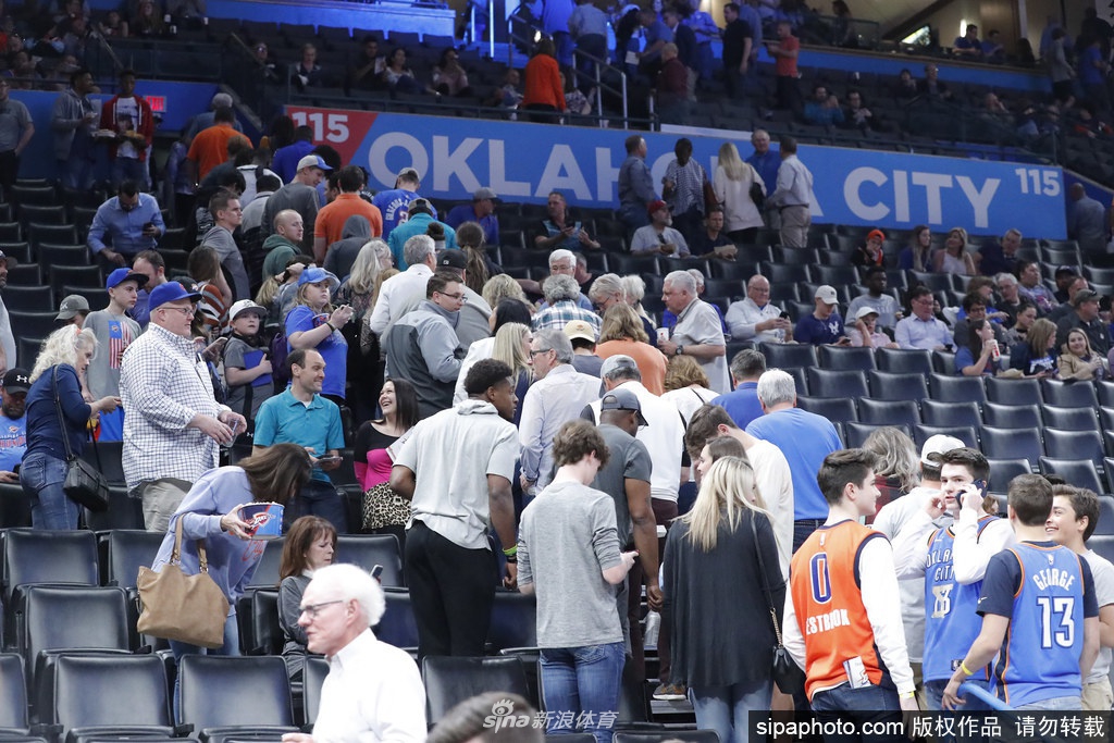 雷霆爵士比赛现场：宣布取消满场嘘声 球迷懵圈狂刷手机