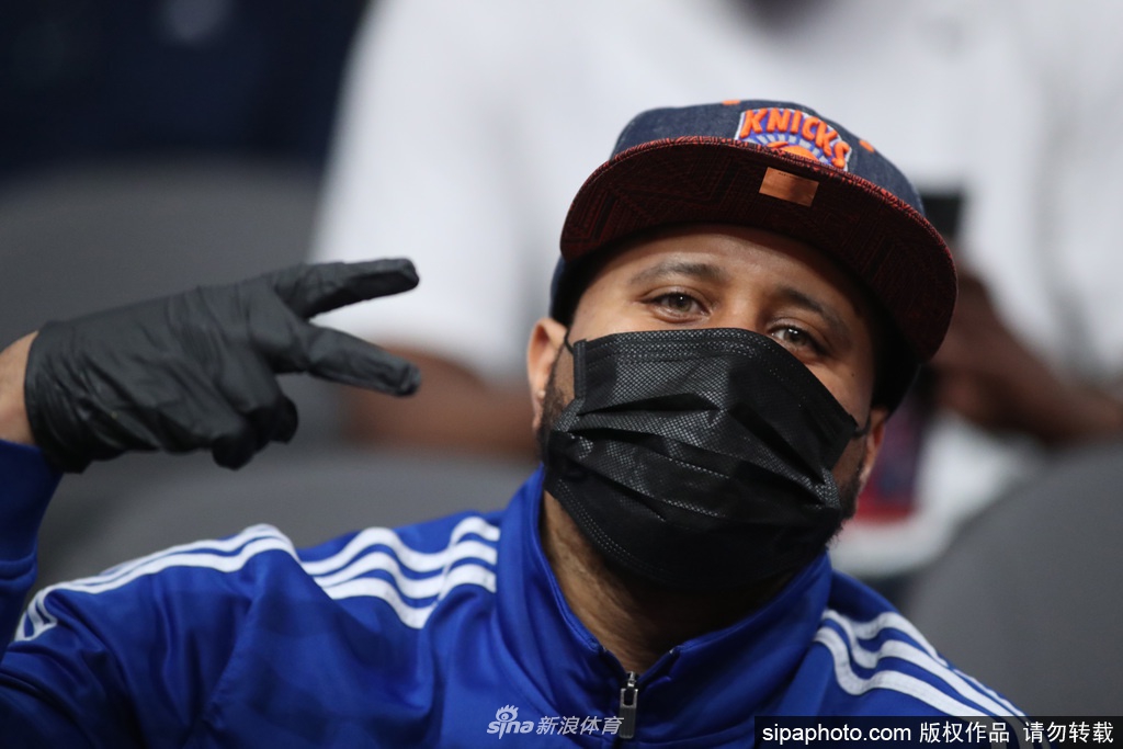疫情袭击NBA！球员用消毒液洗手 球迷开始戴口罩