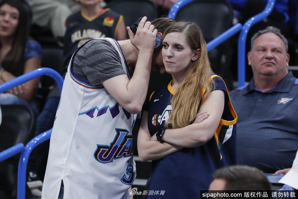 雷霆爵士比赛现场：宣布取消满场嘘声 球迷懵圈狂刷手机