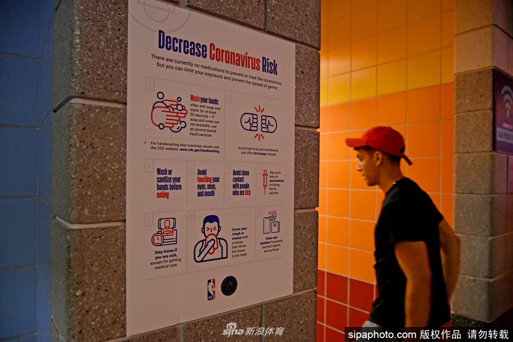 疫情袭击NBA！球员用消毒液洗手 球迷开始戴口罩