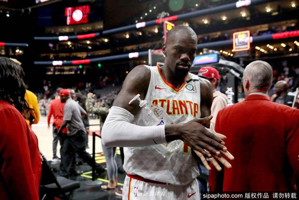 疫情袭击NBA！球员用消毒液洗手 球迷开始戴口罩