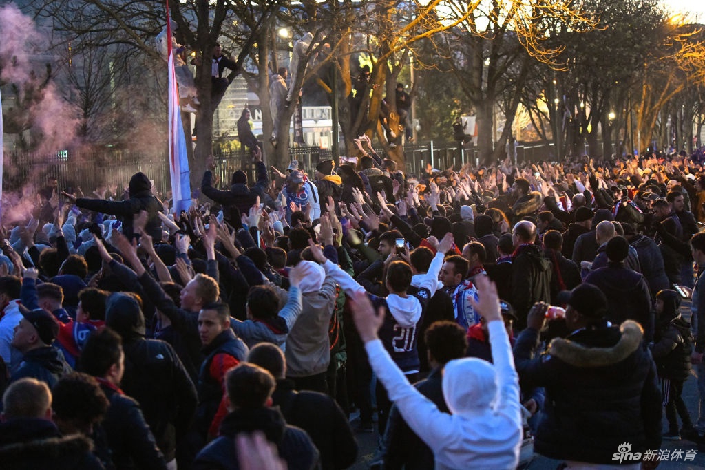 疫情肆虐难阻巴黎球迷狂欢 上千人聚集疯狂庆祝