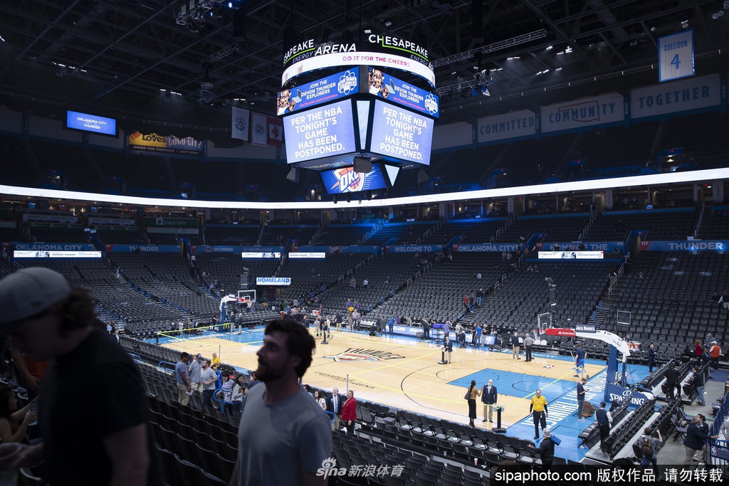 雷霆爵士比赛现场：宣布取消满场嘘声 球迷懵圈狂刷手机