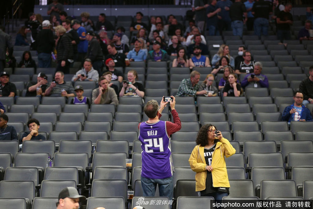疫情袭击NBA！球员用消毒液洗手 球迷开始戴口罩