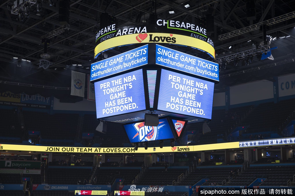 雷霆爵士比赛现场：宣布取消满场嘘声 球迷懵圈狂刷手机