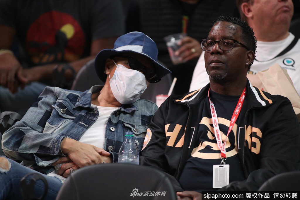 疫情袭击NBA！球员用消毒液洗手 球迷开始戴口罩