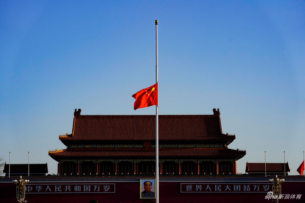 天安门广场降半旗致哀 缅怀抗击疫情牺牲烈士和逝世同胞