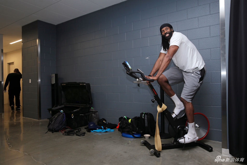 惊了！火箭38岁大叔刮完胡子变英俊小生