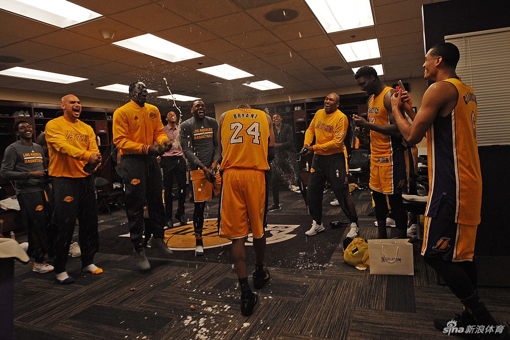 4年前今天科比告别战砍60分 24张老照片回顾最后一舞