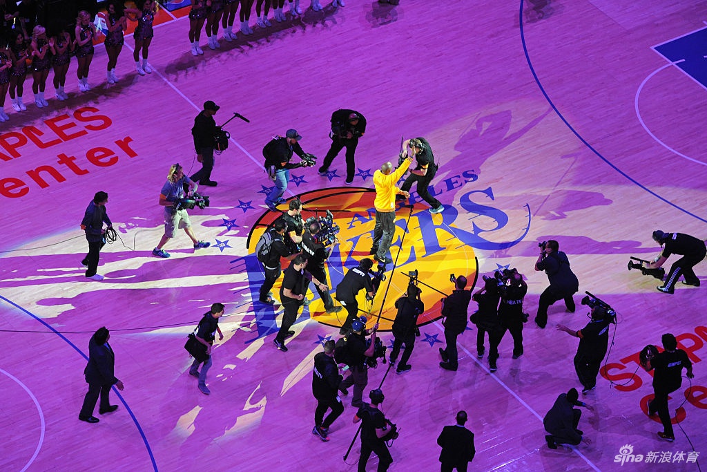 4年前今天科比告别战砍60分 24张老照片回顾最后一舞