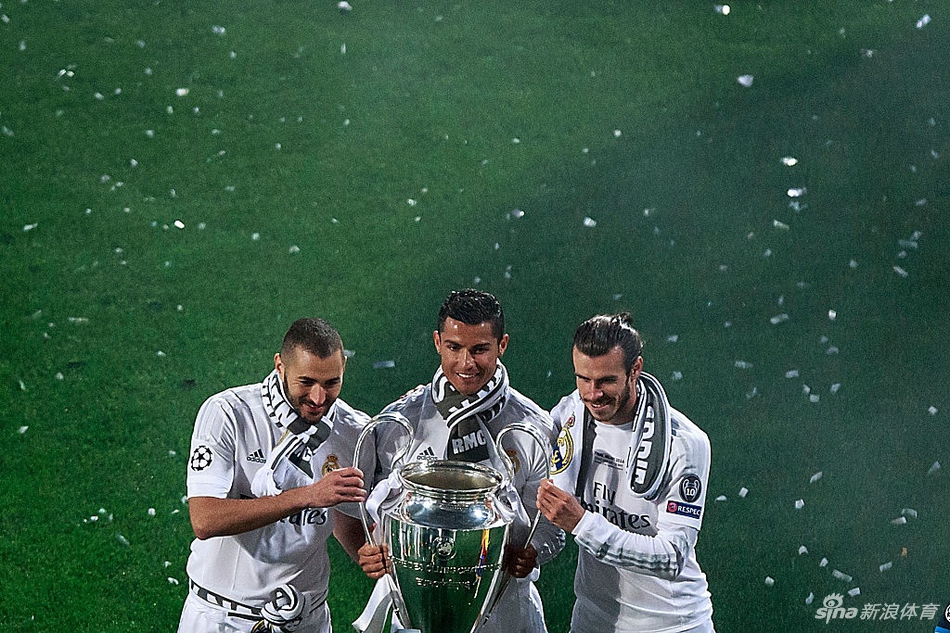 本泽马晒老照片怀念皇马bbc组合 5赛季442进球13冠军