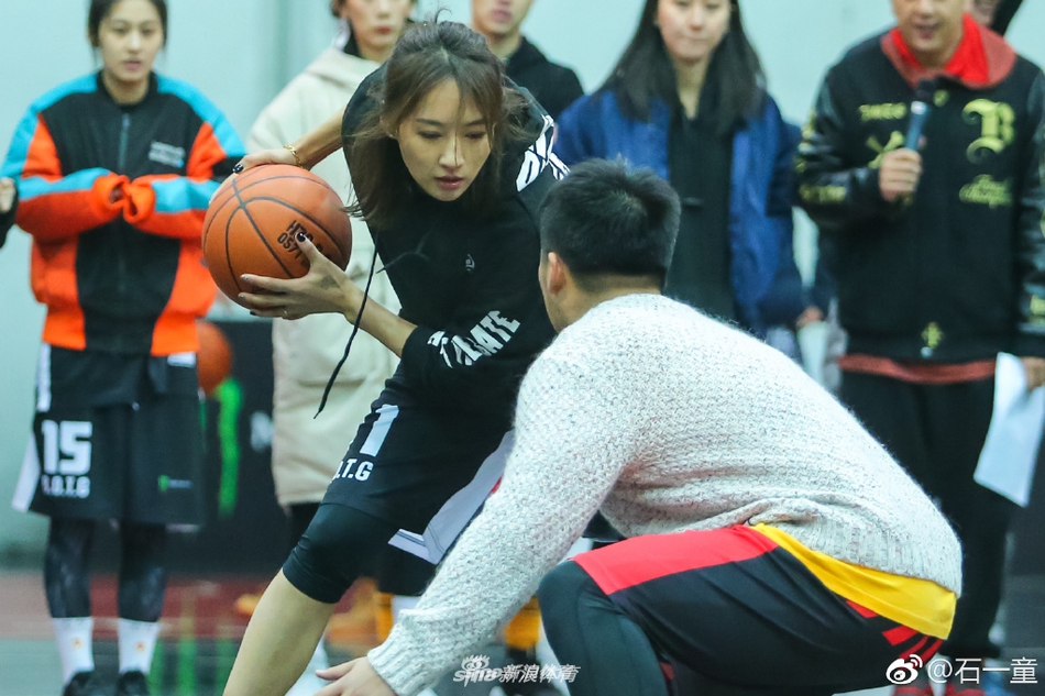 篮球界关晓彤深夜发自拍美图 甜美可人颜值出众