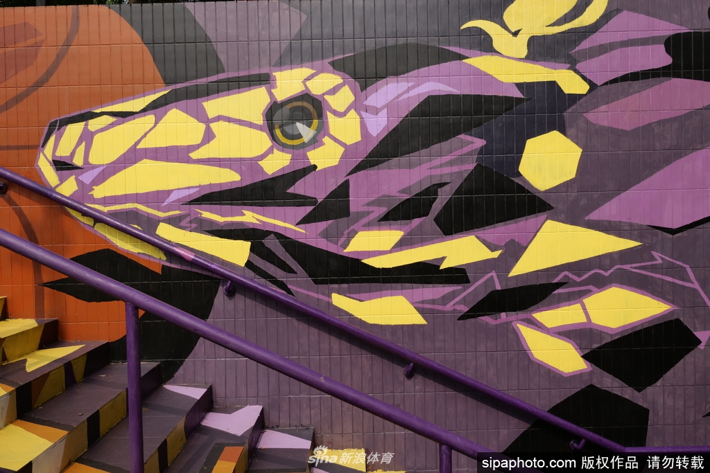 广州地铁站惊现科比涂鸦