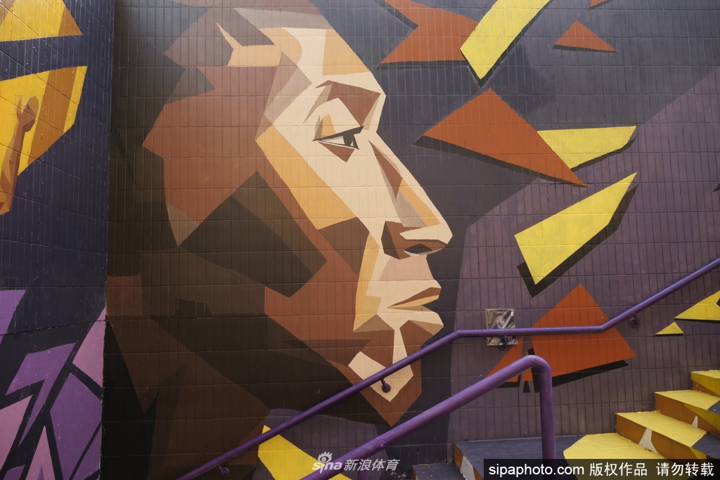 广州地铁站惊现科比涂鸦