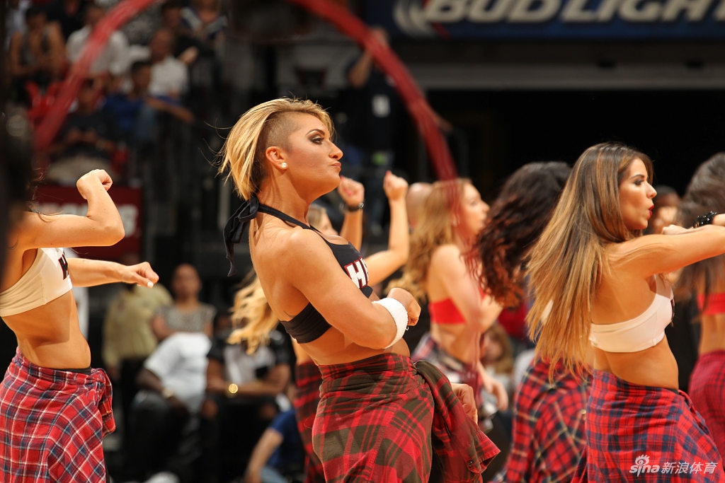 韦德与拉拉队美女合拍大片 牵辣妹玉足笑看妖娆身段