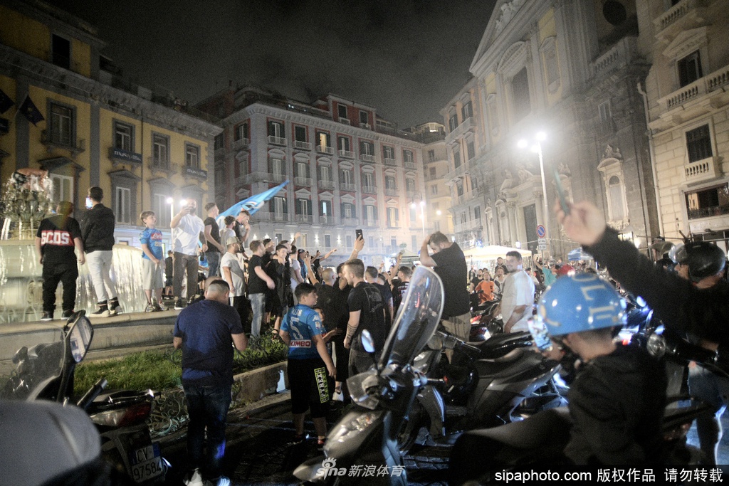 那不勒斯夺得意大利杯 球迷纷纷走上街头庆祝狂欢