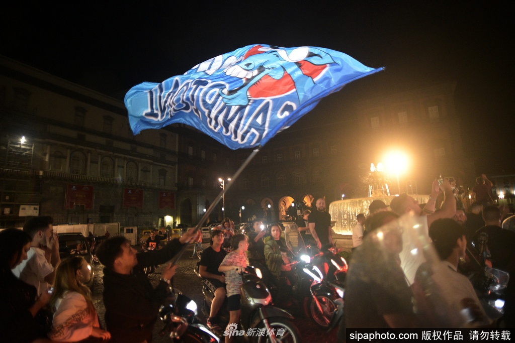 那不勒斯夺得意大利杯 球迷纷纷走上街头庆祝狂欢