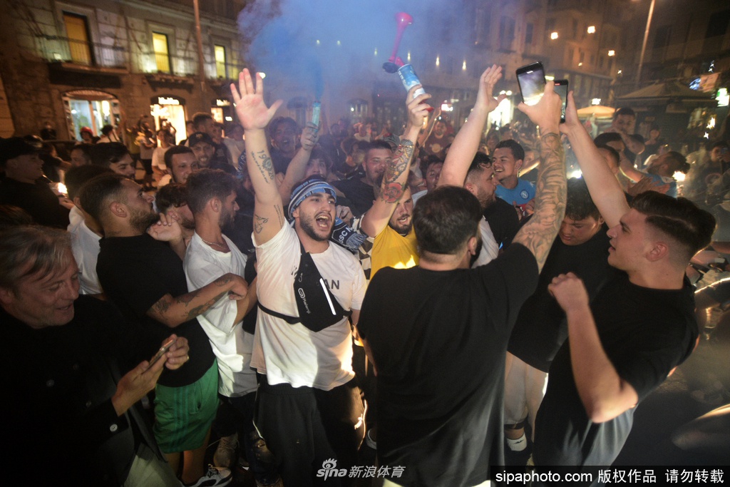 那不勒斯夺得意大利杯 球迷纷纷走上街头庆祝狂欢