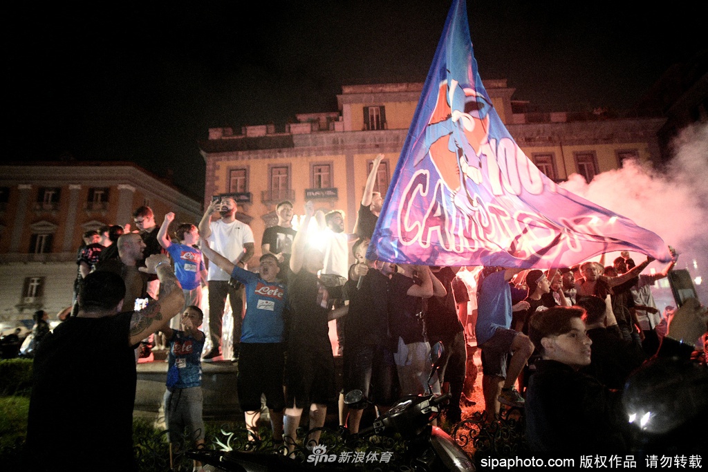 那不勒斯夺得意大利杯 球迷纷纷走上街头庆祝狂欢