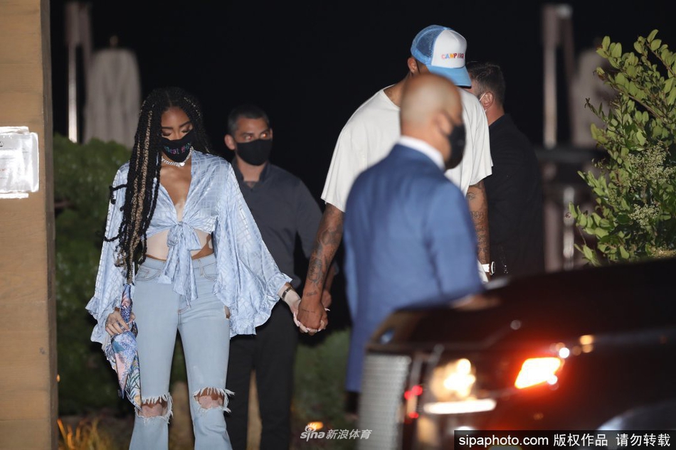 湖人球员库兹马外出与超模女友约会