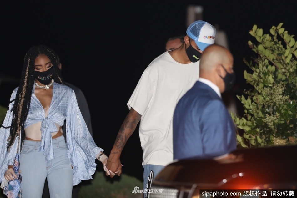 湖人球员库兹马外出与超模女友约会