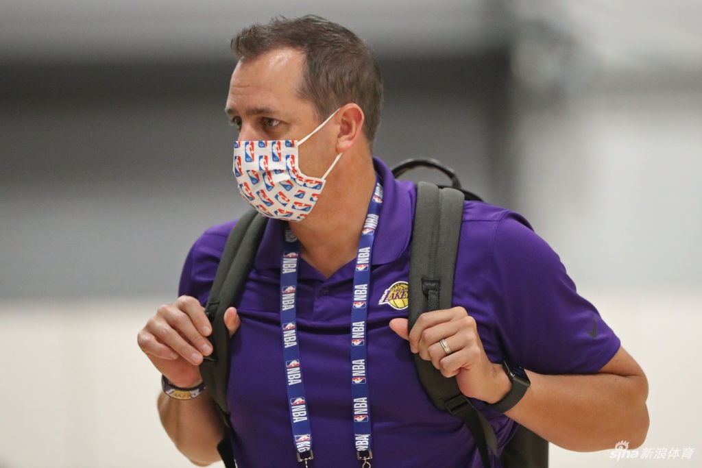 湖人队内训练备战NBA复赛 詹姆斯热身吸引眼球