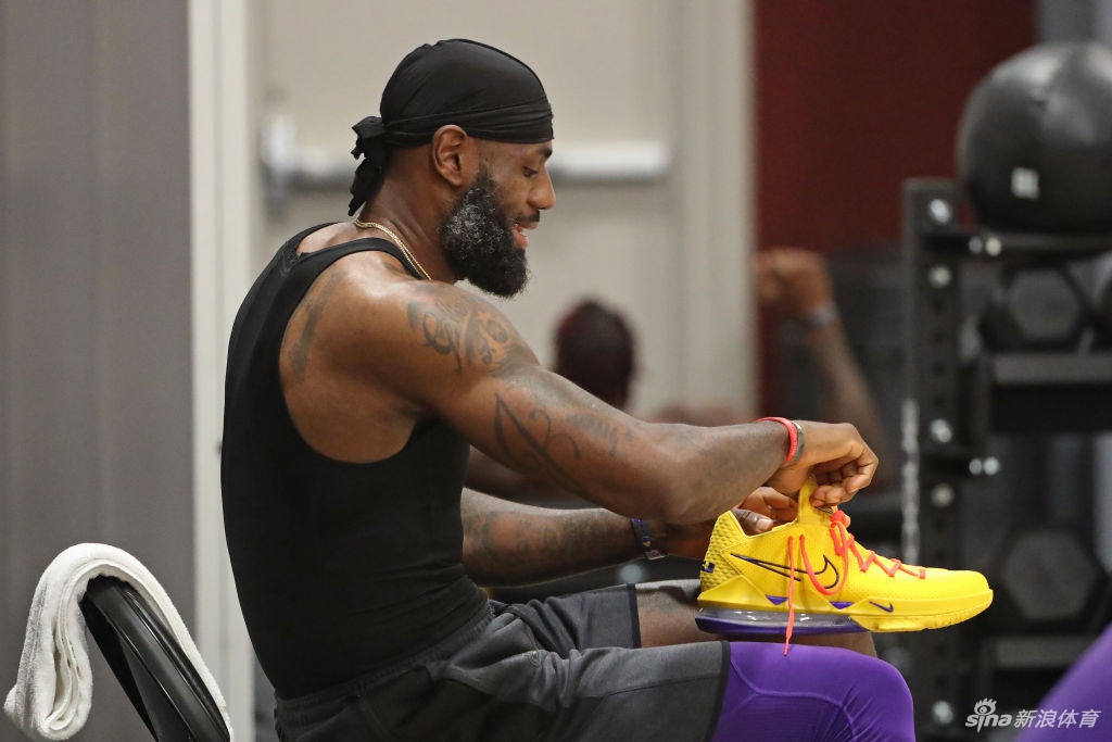 湖人队内训练备战NBA复赛 詹姆斯热身吸引眼球