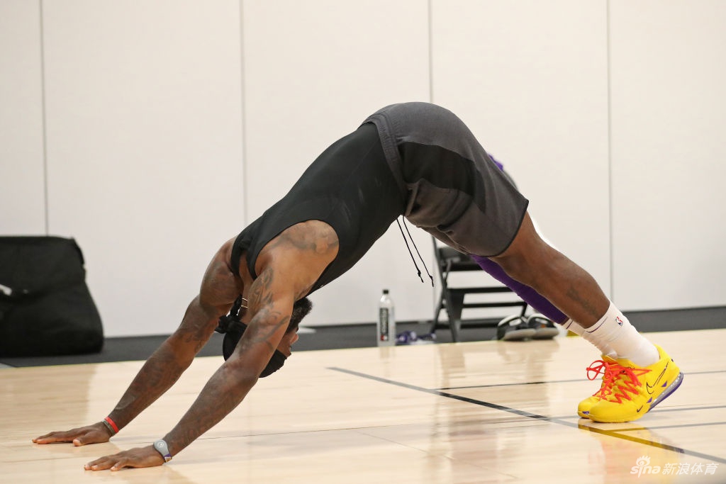 湖人队内训练备战NBA复赛 詹姆斯热身吸引眼球