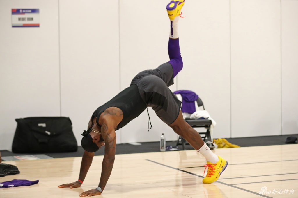 湖人队内训练备战NBA复赛 詹姆斯热身吸引眼球