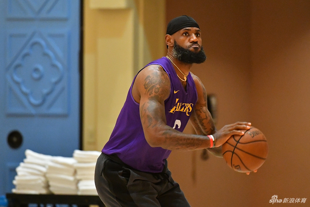 湖人继续训练备战NBA复赛 6号詹姆斯全力以赴