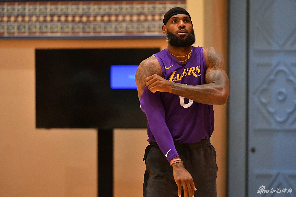 湖人继续训练备战NBA复赛 6号詹姆斯全力以赴