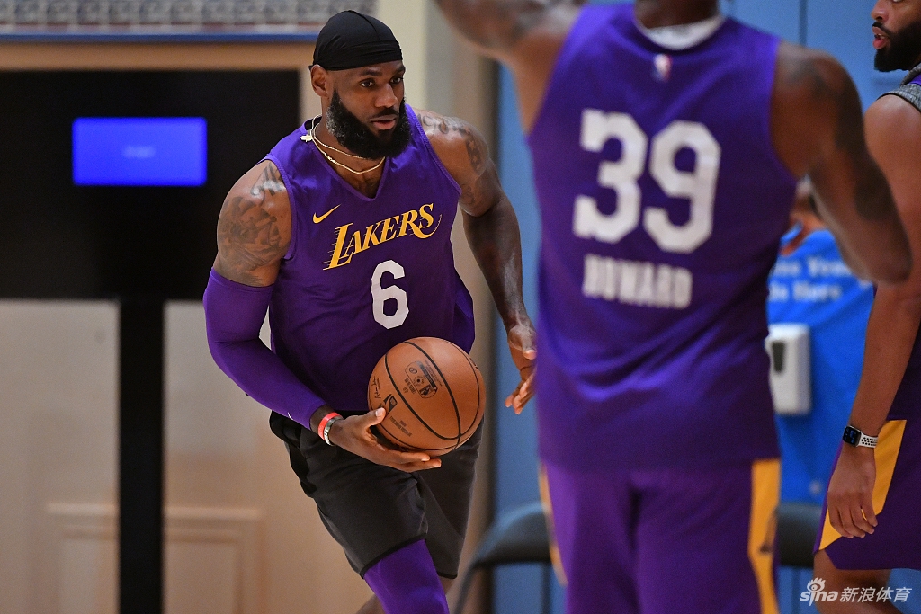湖人继续训练备战NBA复赛 6号詹姆斯全力以赴