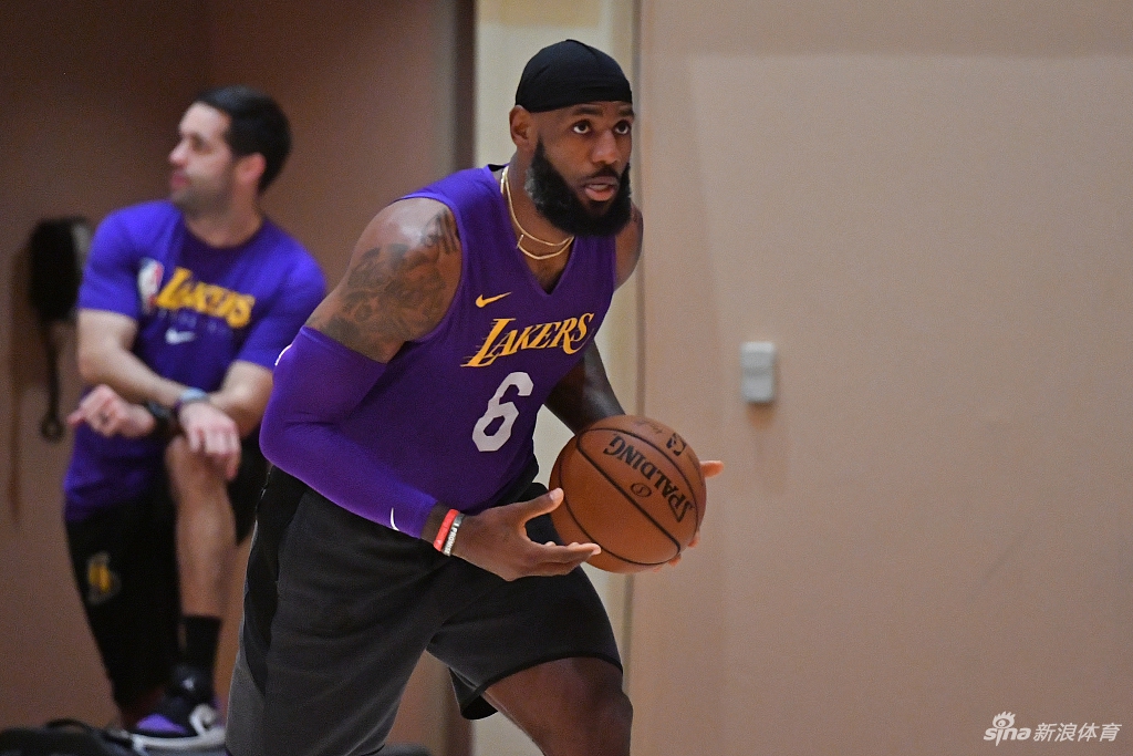 湖人继续训练备战NBA复赛 6号詹姆斯全力以赴