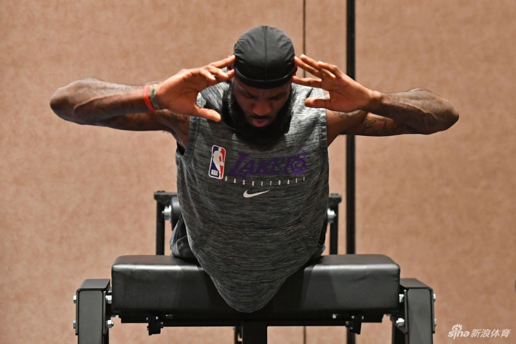 詹姆斯健身房狂练力量 詹皇这一身肌肉什么水平