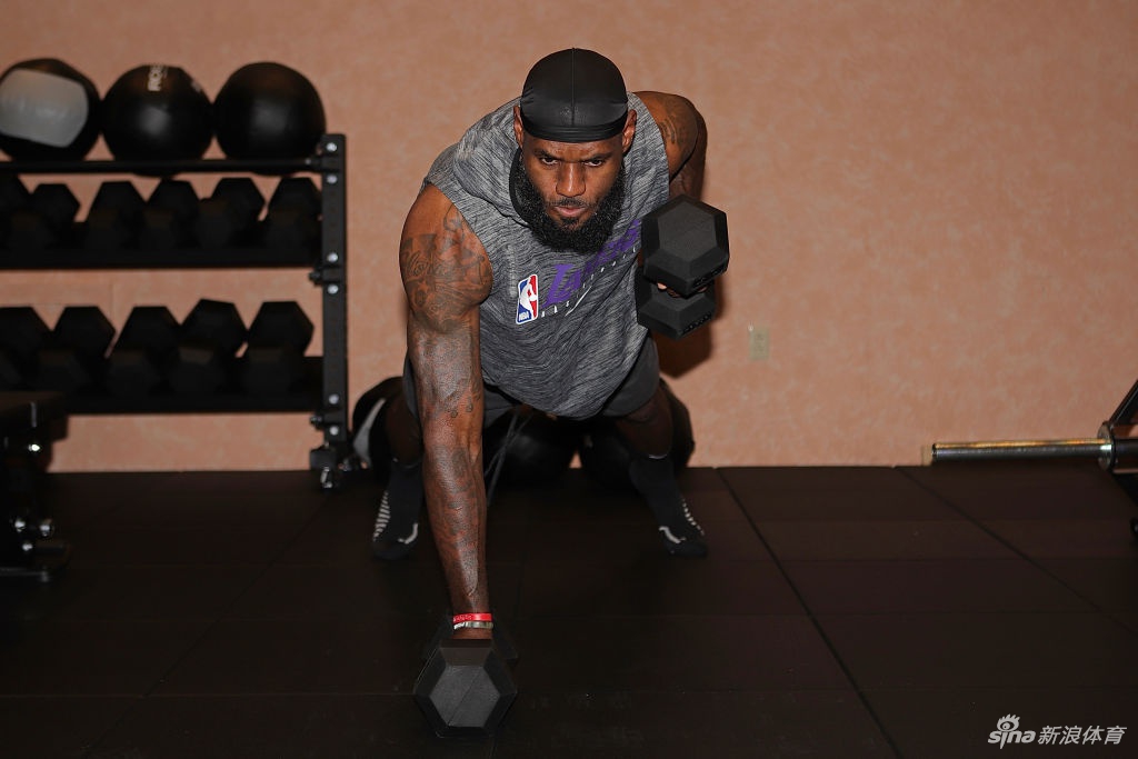 詹姆斯健身房狂练力量 詹皇这一身肌肉什么水平