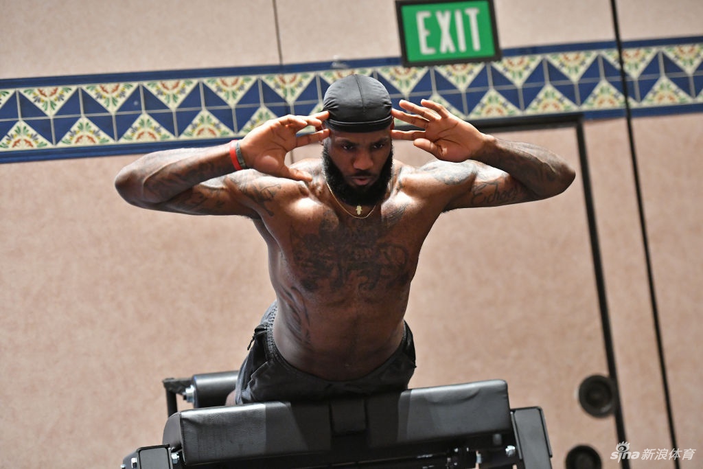 詹姆斯健身房狂练力量 詹皇这一身肌肉什么水平