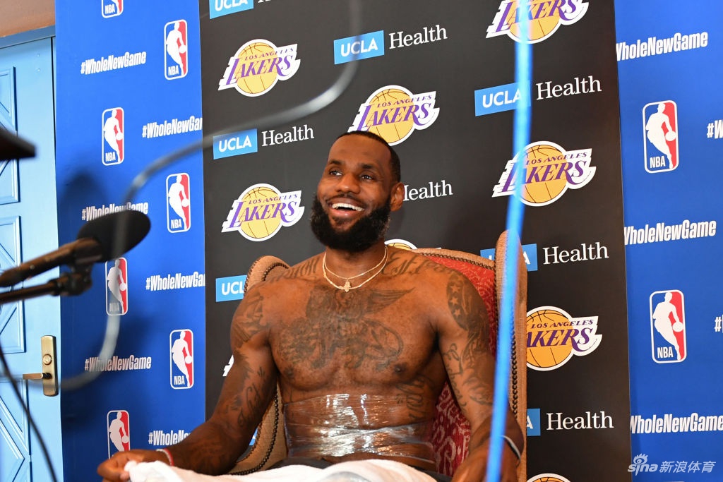 詹姆斯健身房狂练力量 詹皇这一身肌肉什么水平