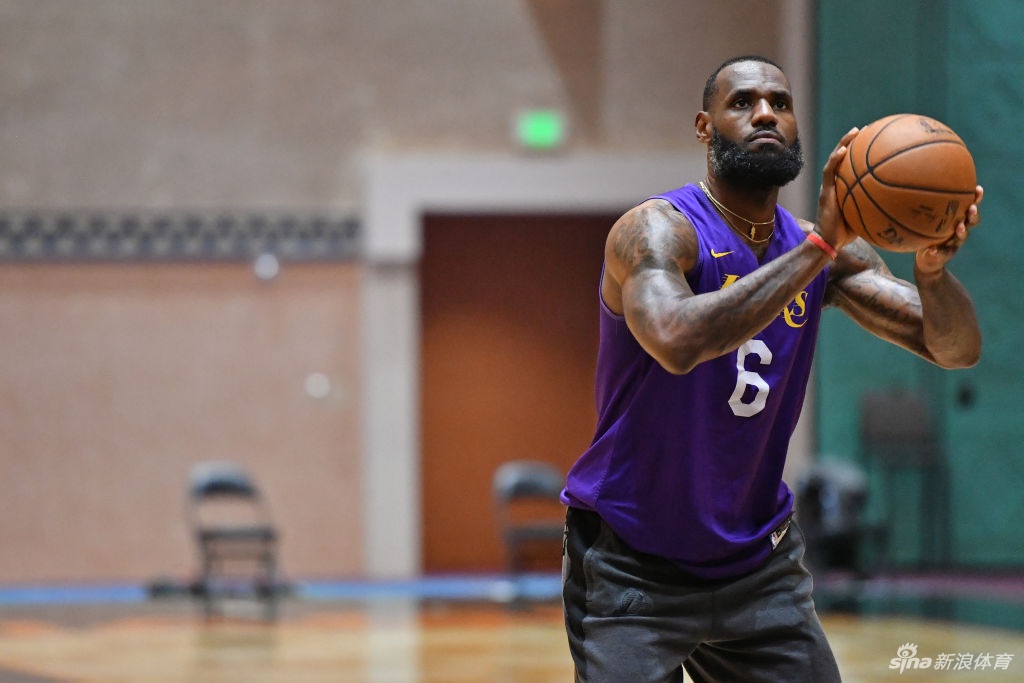 湖人队训练备战nba复赛 詹姆斯眼神中都是渴望_高清图集_新浪网