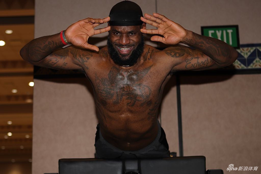 詹姆斯健身房狂练力量 詹皇这一身肌肉什么水平