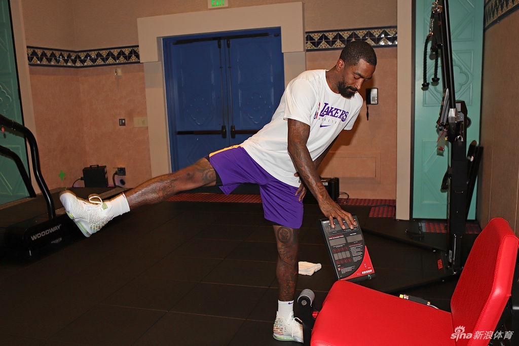 詹姆斯健身房狂练力量 詹皇这一身肌肉什么水平