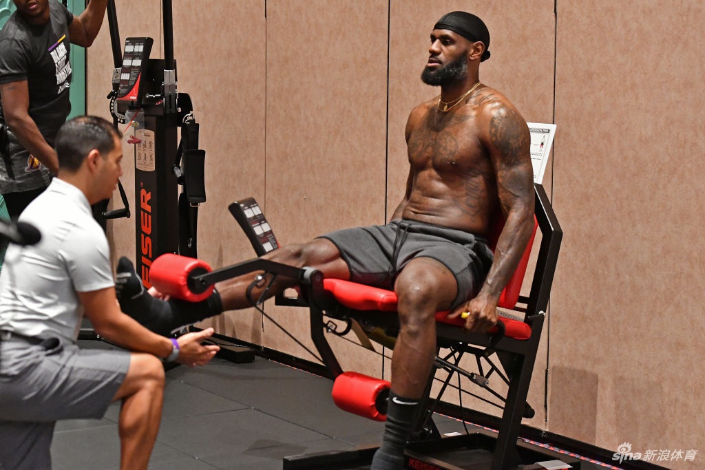 詹姆斯健身房狂练力量 詹皇这一身肌肉什么水平
