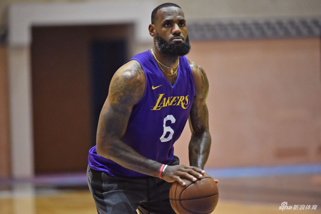 湖人队训练备战nba复赛 詹姆斯眼神中都是渴望_高清图集_新浪网