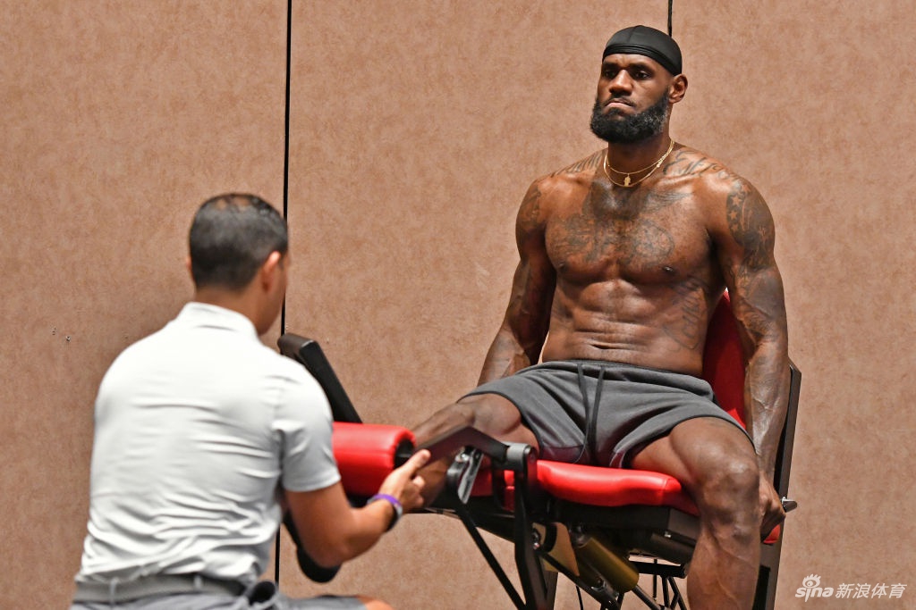 詹姆斯健身房狂练力量 詹皇这一身肌肉什么水平