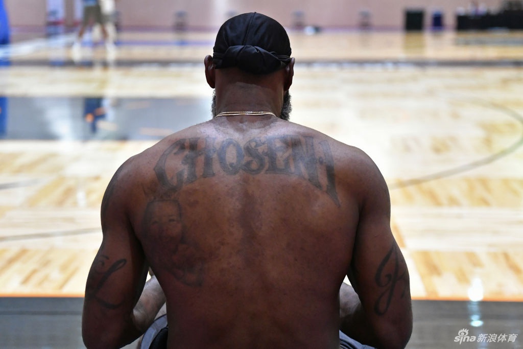 詹姆斯健身房狂练力量 詹皇这一身肌肉什么水平