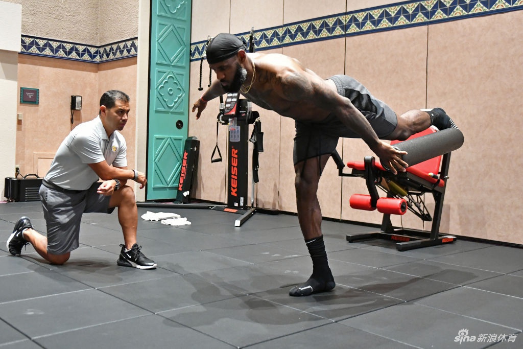 詹姆斯健身房狂练力量 詹皇这一身肌肉什么水平
