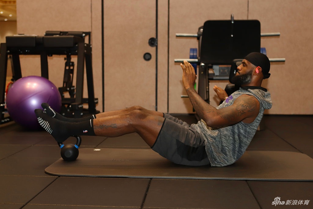 詹姆斯健身房狂练力量 詹皇这一身肌肉什么水平